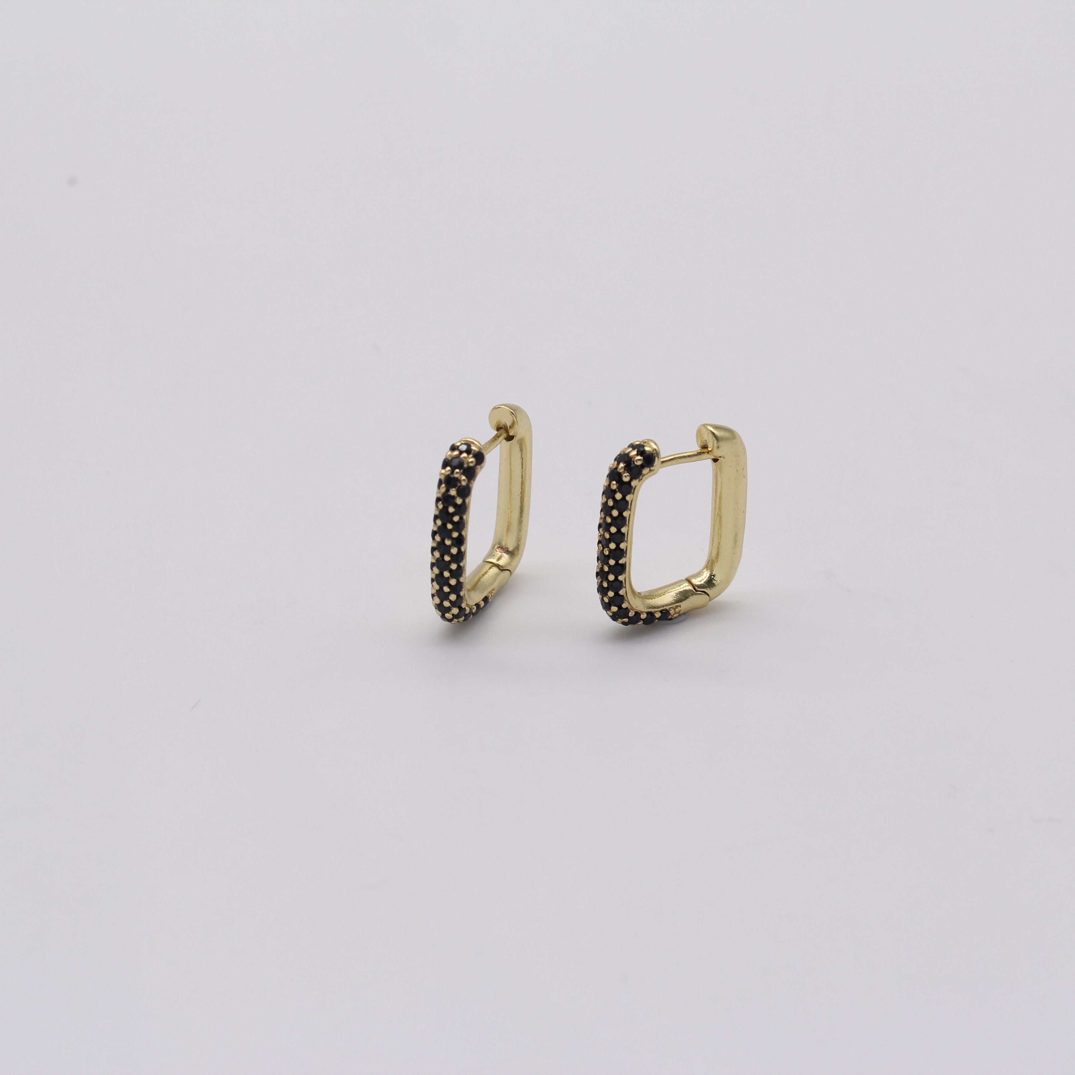 Amelia Sm Huggie Earring